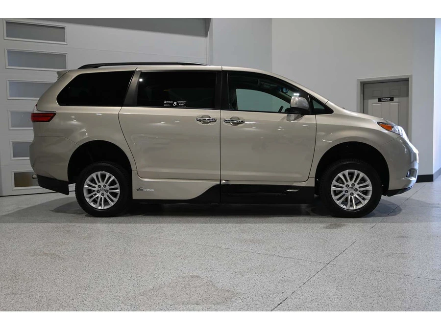 2017 Toyota Sienna 3rd Gen - Image 5 of 21