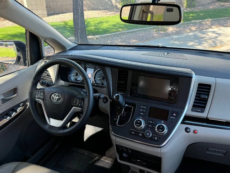 2017 Toyota Sienna 3rd Gen - Image 4 of 15