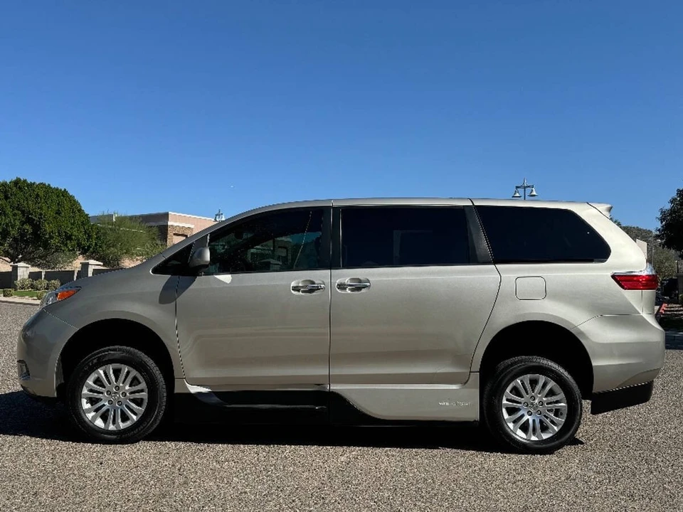 2017 Toyota Sienna 3rd Gen - Image 11 of 15