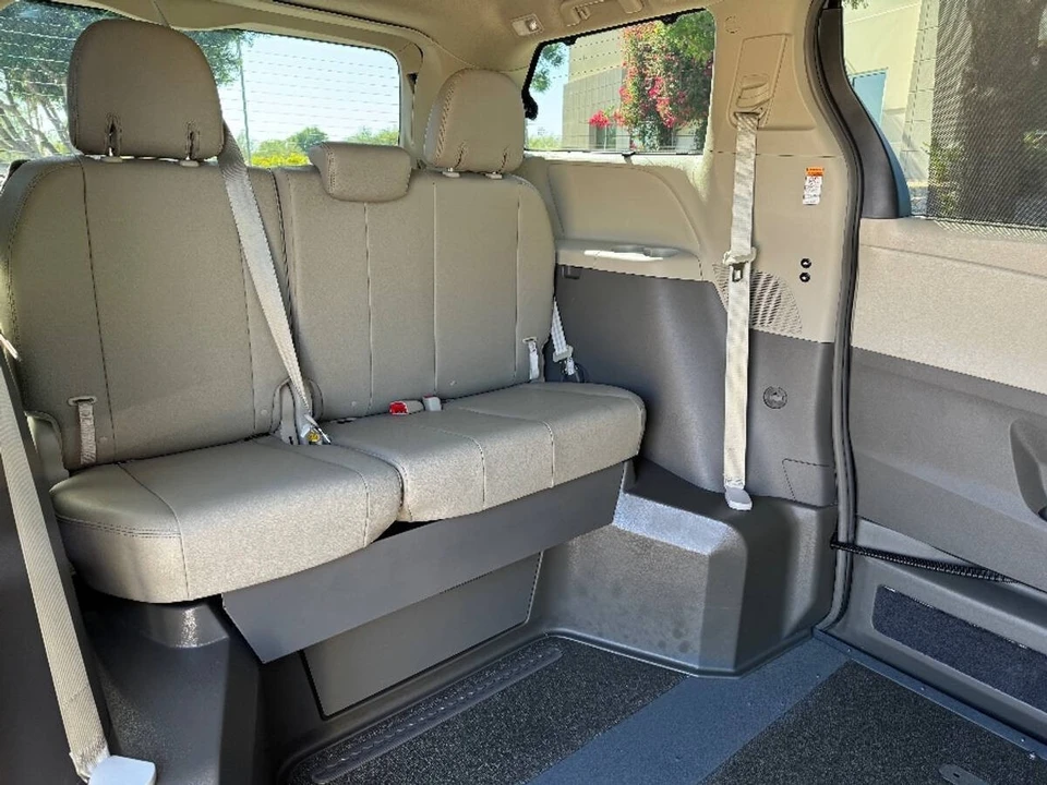 2017 Toyota Sienna 3rd Gen - Image 9 of 15