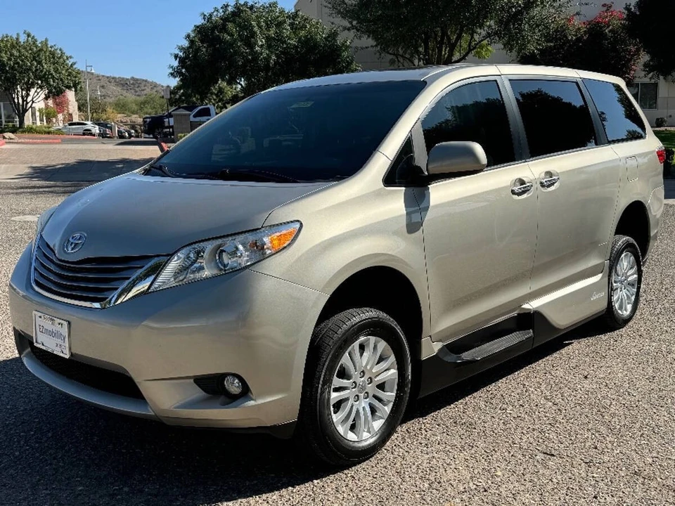 2017 Toyota Sienna 3rd Gen - Image 13 of 15