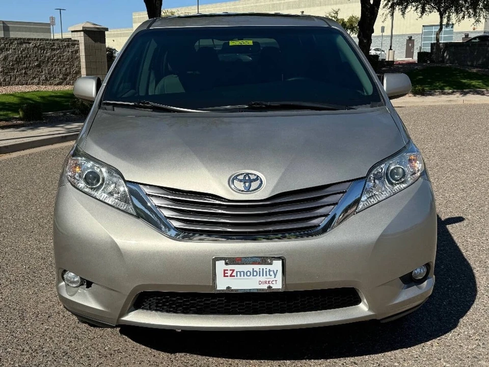 2017 Toyota Sienna 3rd Gen - Image 10 of 15
