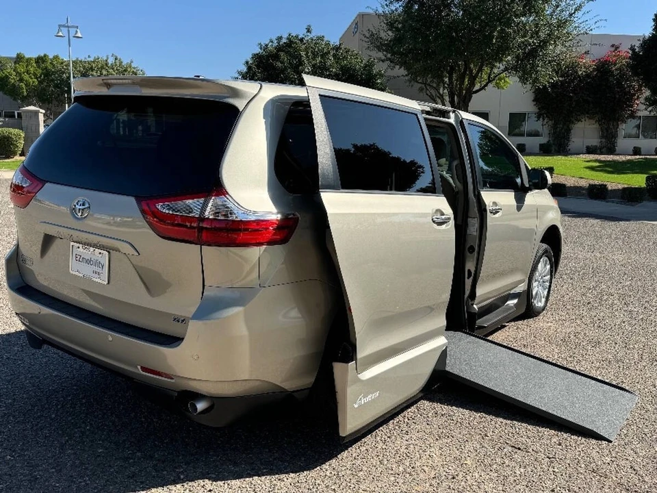 2017 Toyota Sienna 3rd Gen - Image 2 of 15