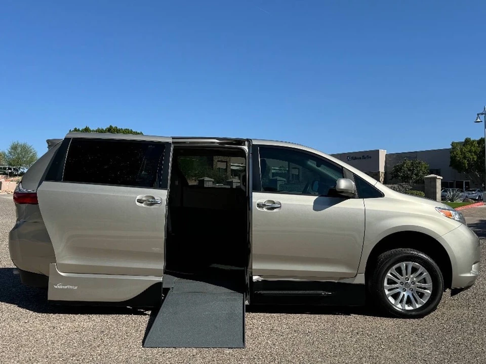 2017 Toyota Sienna 3rd Gen - Image 3 of 15