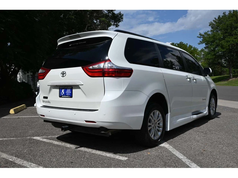 2017 Toyota Sienna 3rd Gen - Image 6 of 21