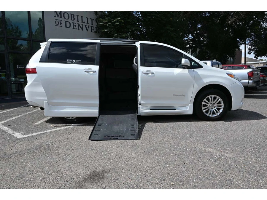 2017 Toyota Sienna 3rd Gen - Image 17 of 21