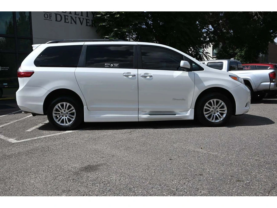 2017 Toyota Sienna 3rd Gen - Image 5 of 21