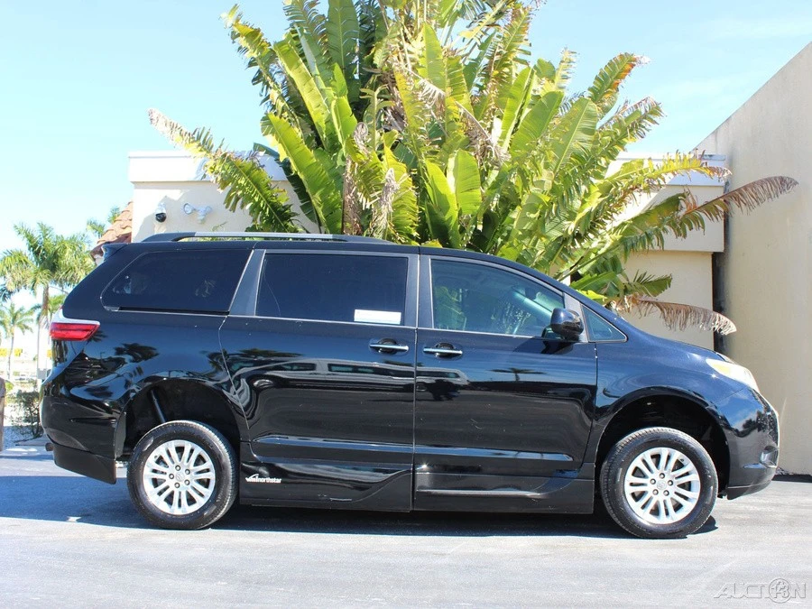 2017 Toyota Sienna 3rd Gen - Image 4 of 12