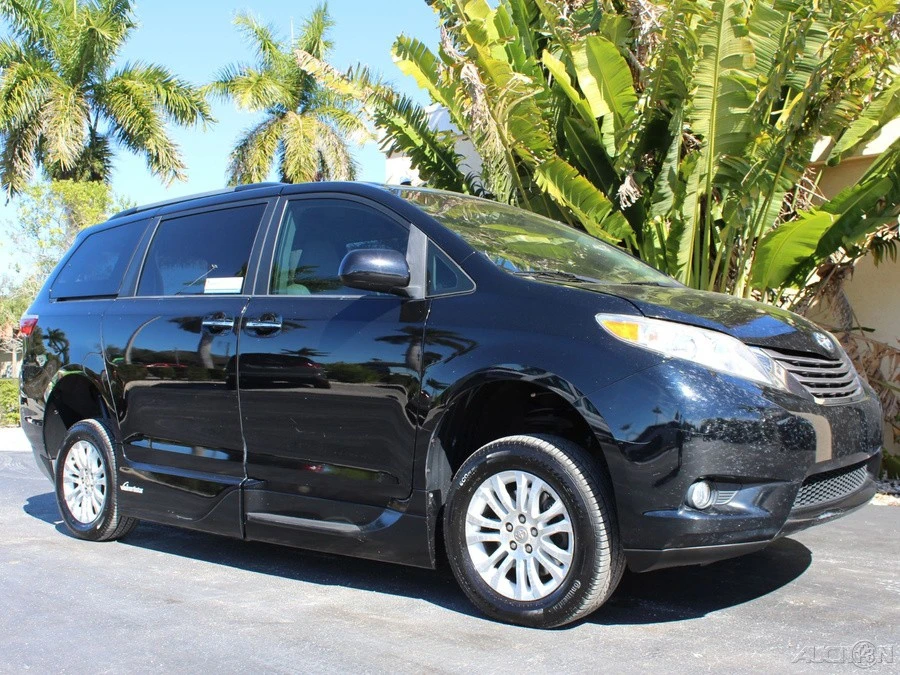 2017 Toyota Sienna 3rd Gen - Image 3 of 12