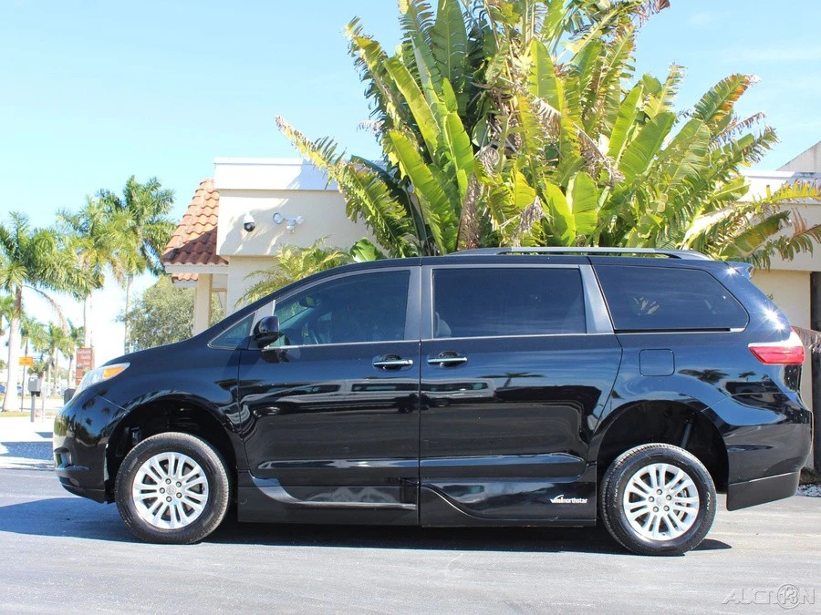 2017 Toyota Sienna 3rd Gen - Image 7 of 12