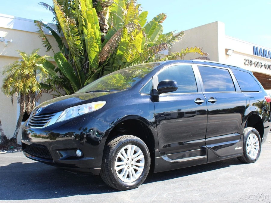 2017 Toyota Sienna 3rd Gen - Image 6 of 12