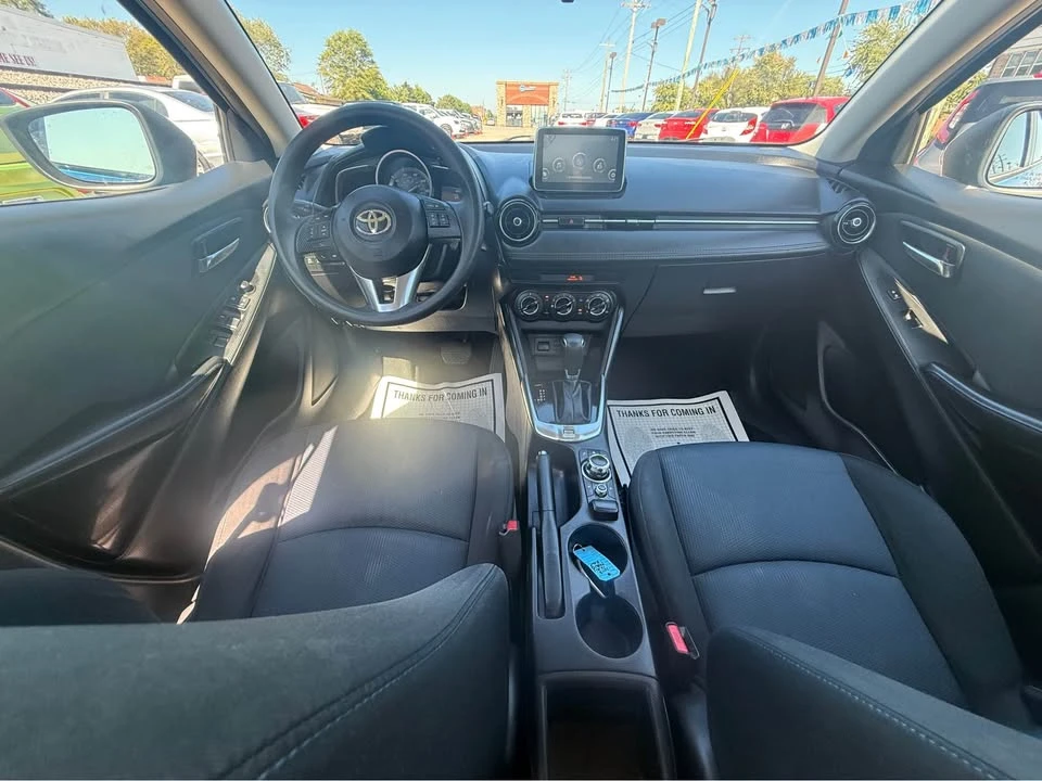2017 Toyota Yaris - Image 9 of 10
