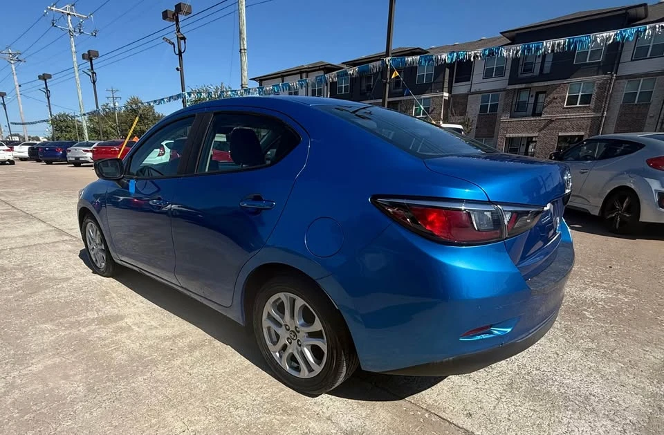2017 Toyota Yaris - Image 2 of 10