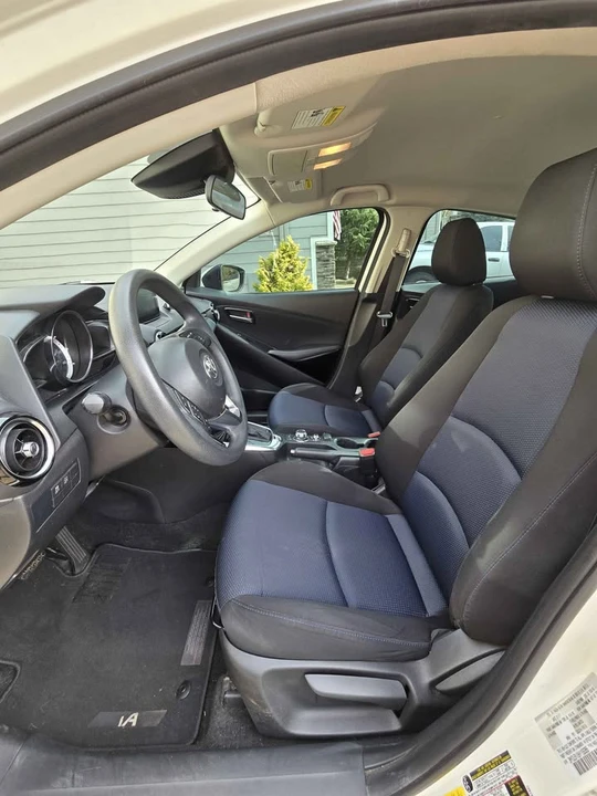 2017 Toyota Yaris - Image 6 of 10