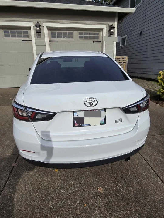 2017 Toyota Yaris - Image 2 of 10