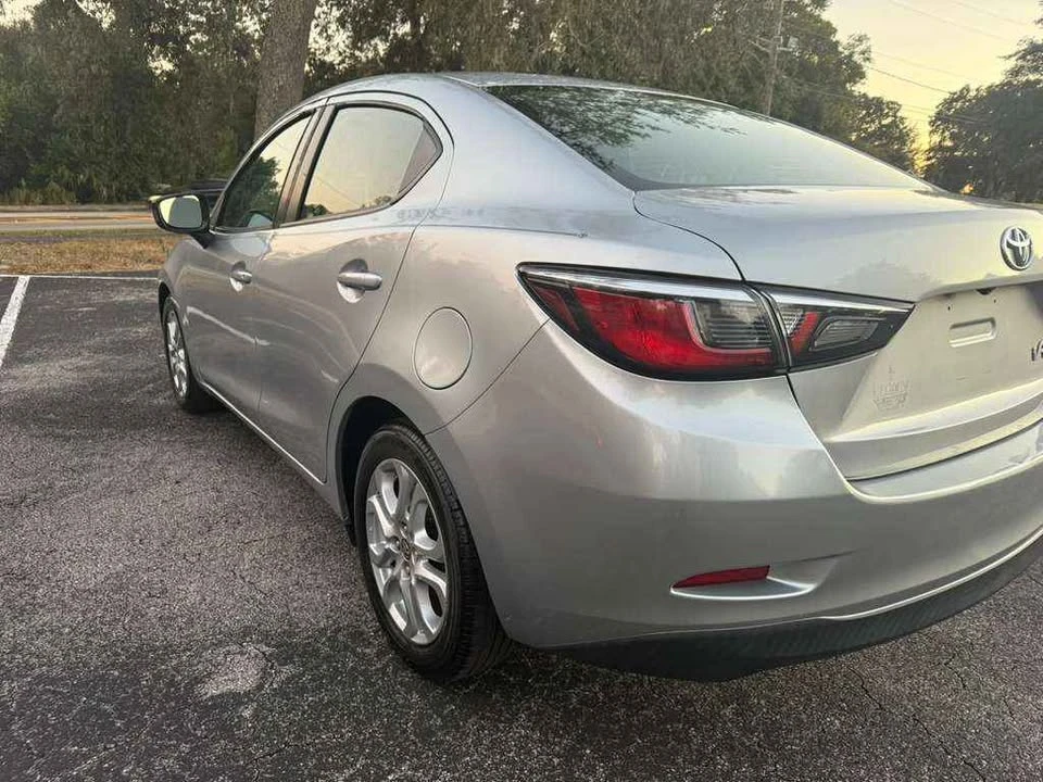2017 Toyota Yaris - Image 8 of 15