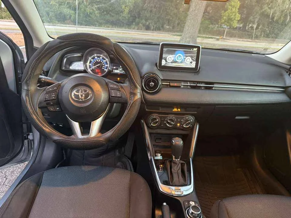2017 Toyota Yaris - Image 9 of 15