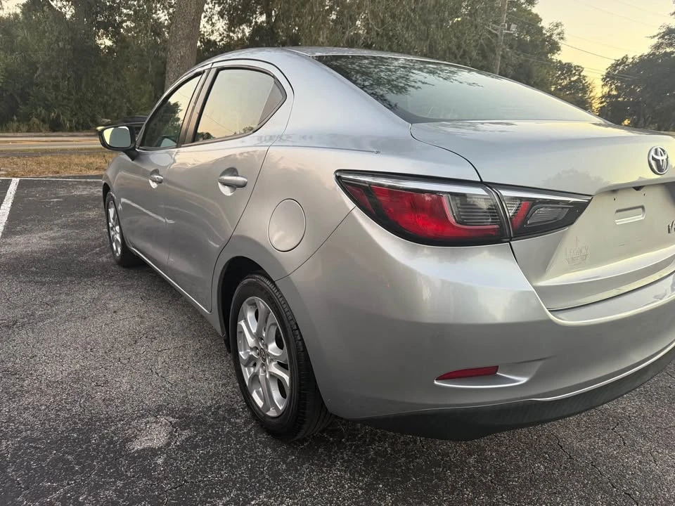 2017 Toyota Yaris - Image 7 of 13