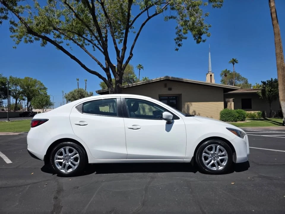 2017 Toyota Yaris - Image 2 of 18