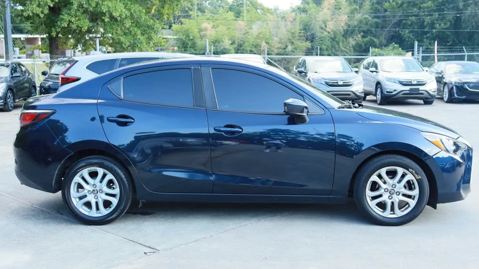 2017 Toyota Yaris - Image 2 of 10