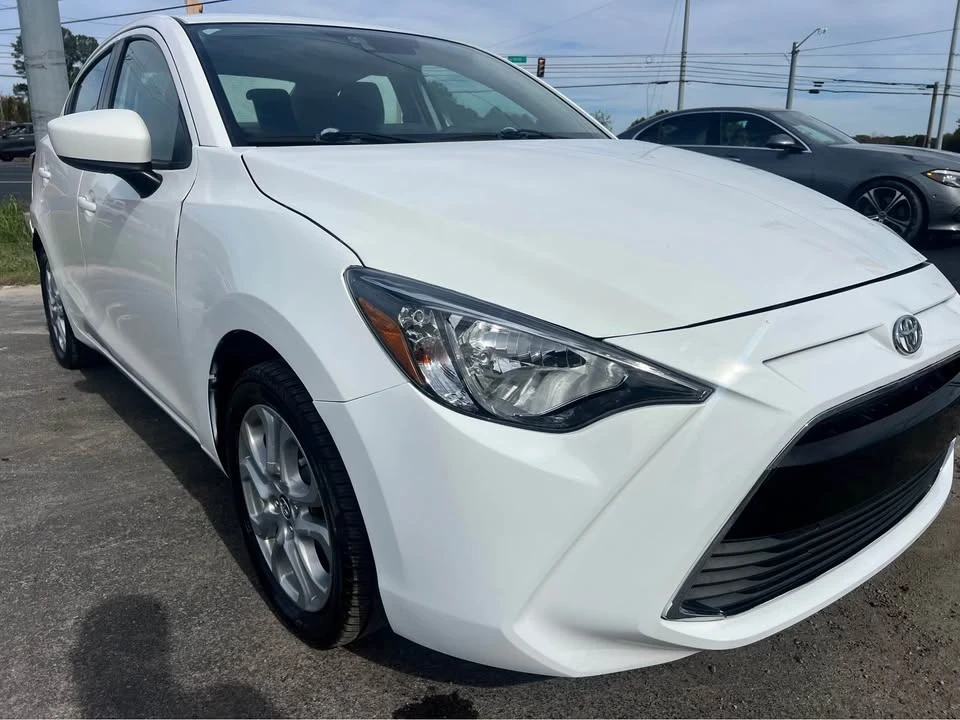 2017 Toyota Yaris - Image 2 of 16