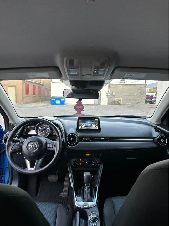 2017 Toyota Yaris - Image 8 of 11