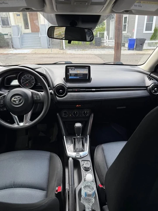 2017 Toyota Yaris - Image 10 of 12