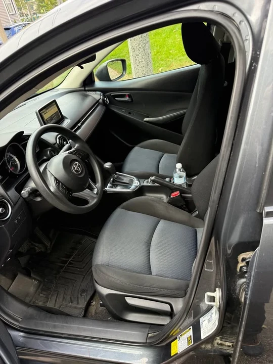 2017 Toyota Yaris - Image 8 of 12