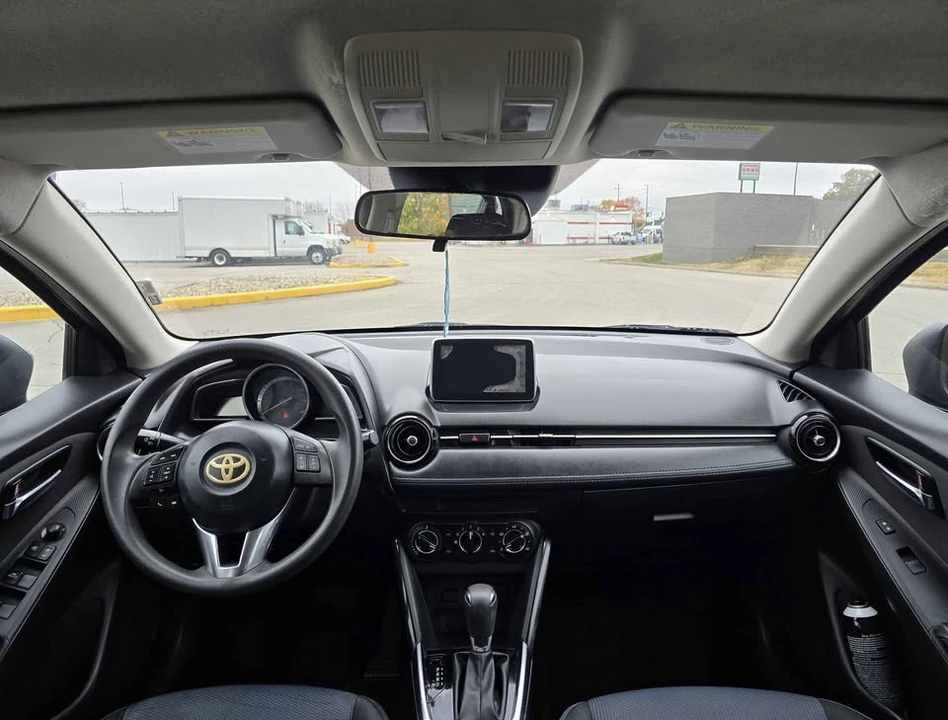 2017 Toyota Yaris - Image 7 of 11