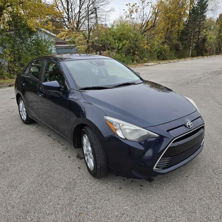 2017 Toyota Yaris - Image 2 of 11
