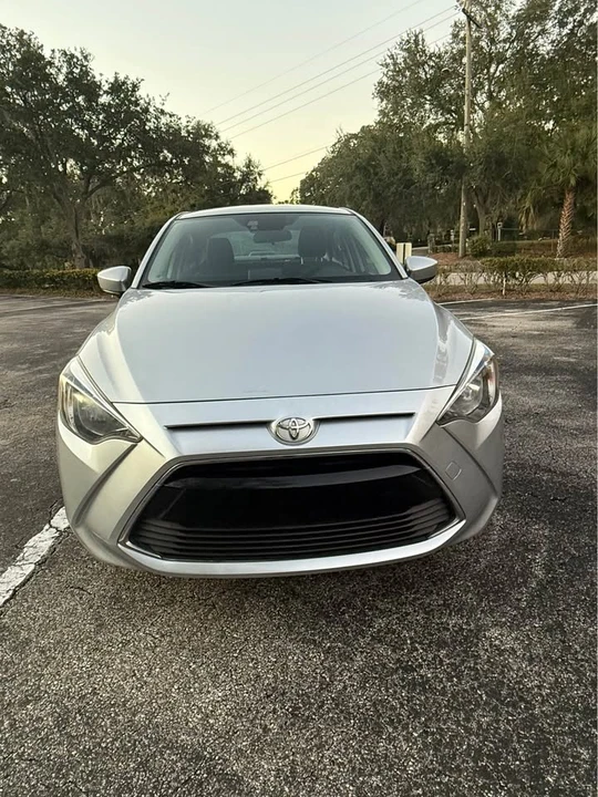 2017 Toyota Yaris - Image 2 of 15