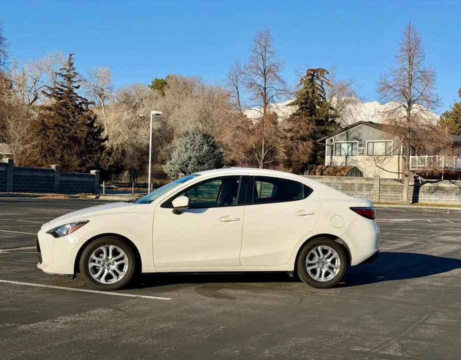 2017 Toyota Yaris - Image 8 of 15