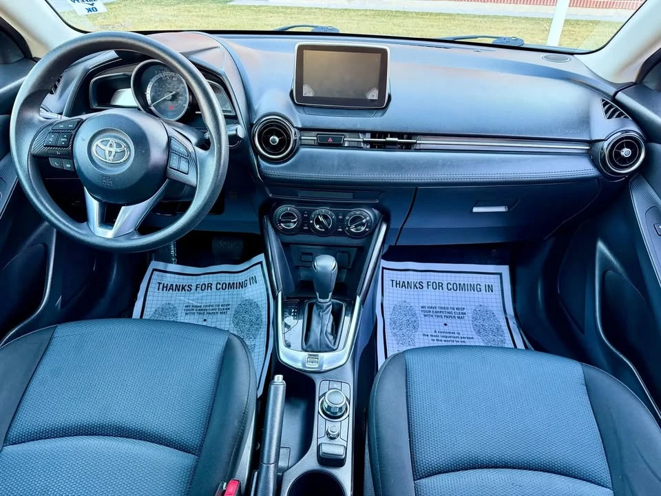 2017 Toyota Yaris - Image 10 of 15