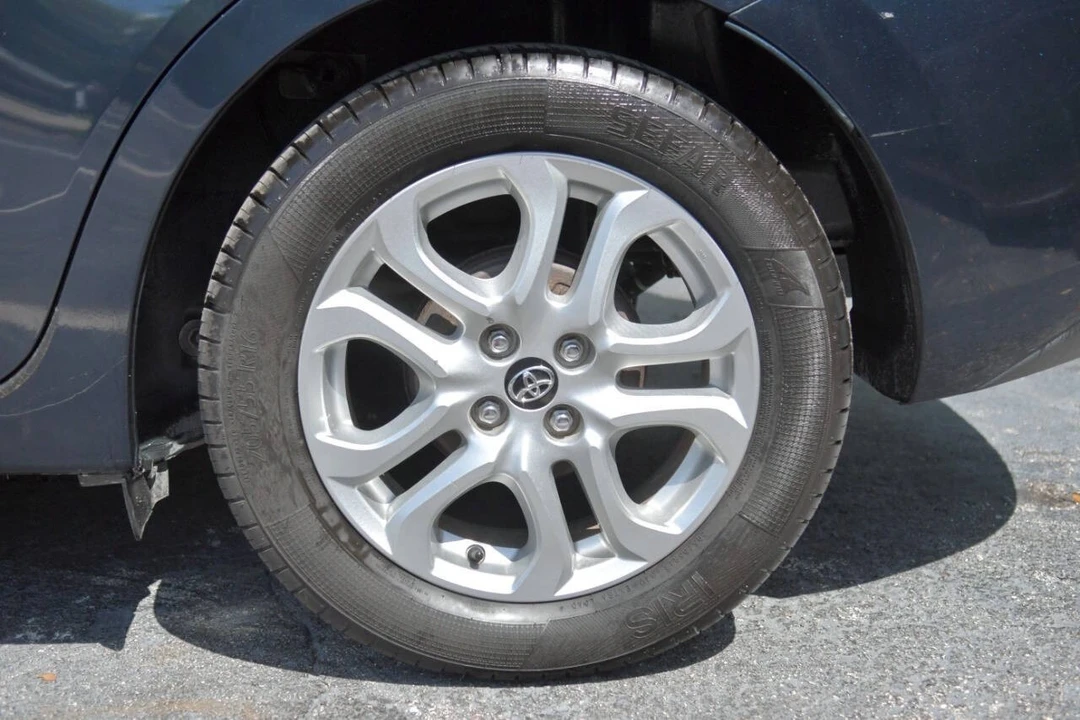2017 Toyota Yaris - Image 8 of 12