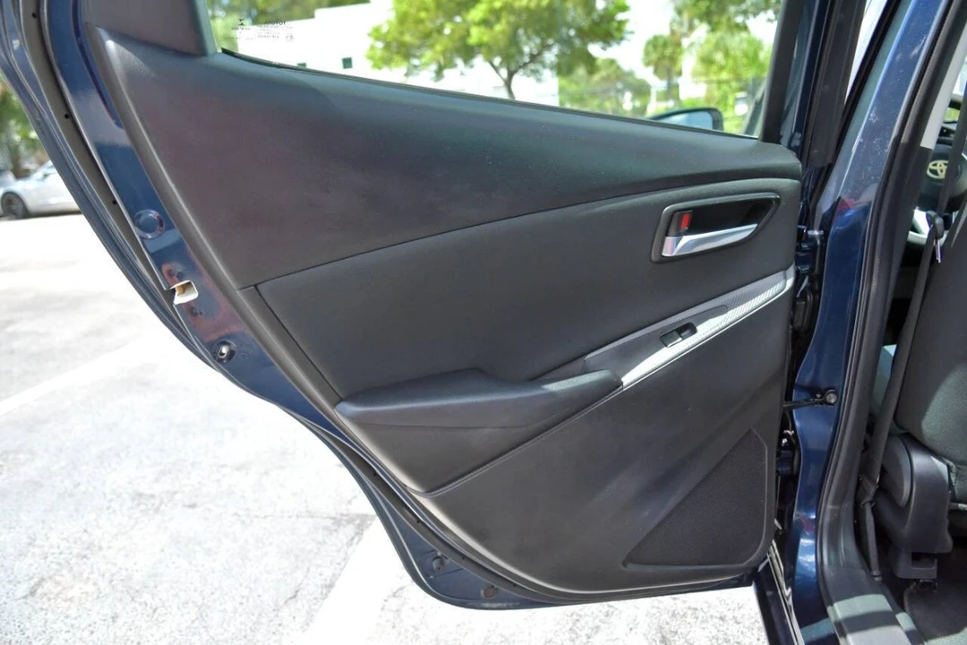 2017 Toyota Yaris - Image 11 of 12
