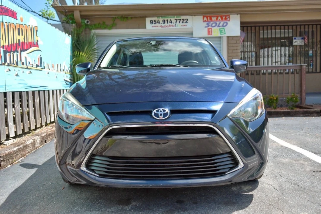 2017 Toyota Yaris - Image 2 of 12