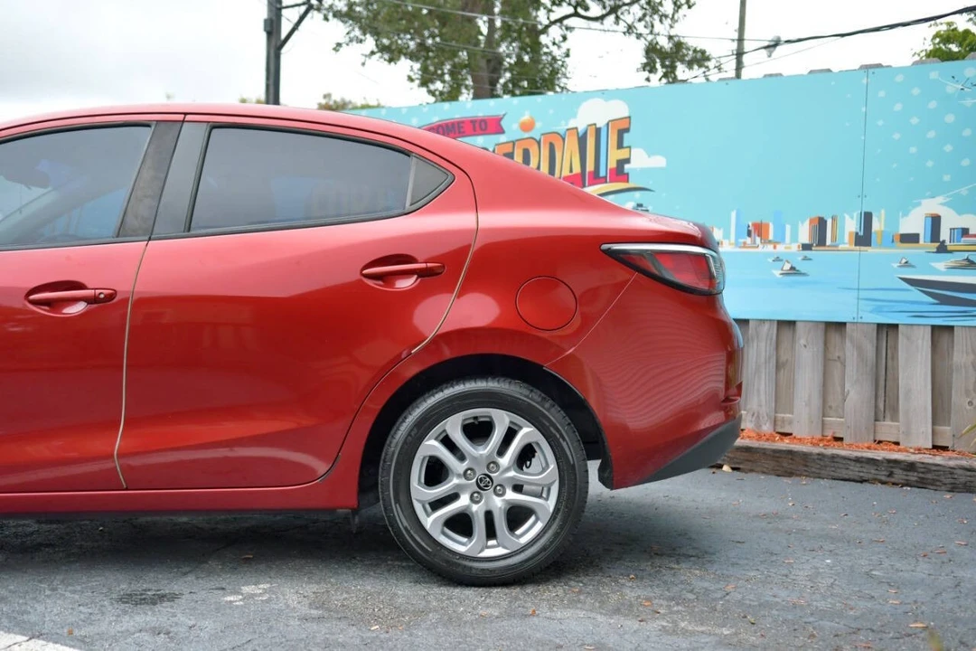 2017 Toyota Yaris - Image 10 of 12