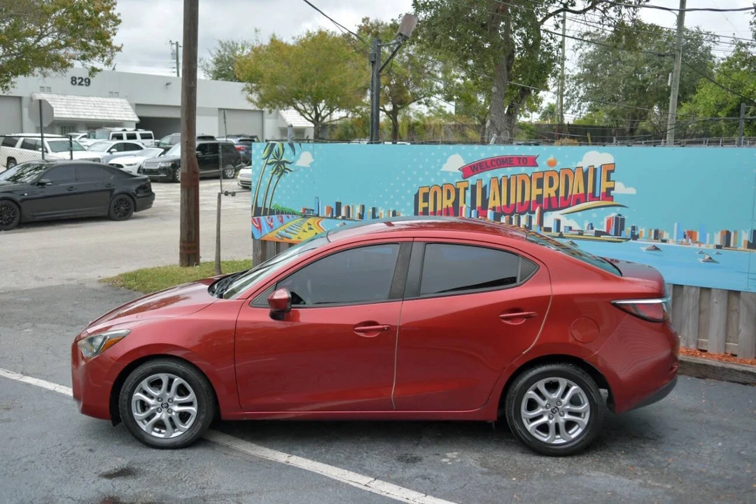 2017 Toyota Yaris - Image 9 of 12