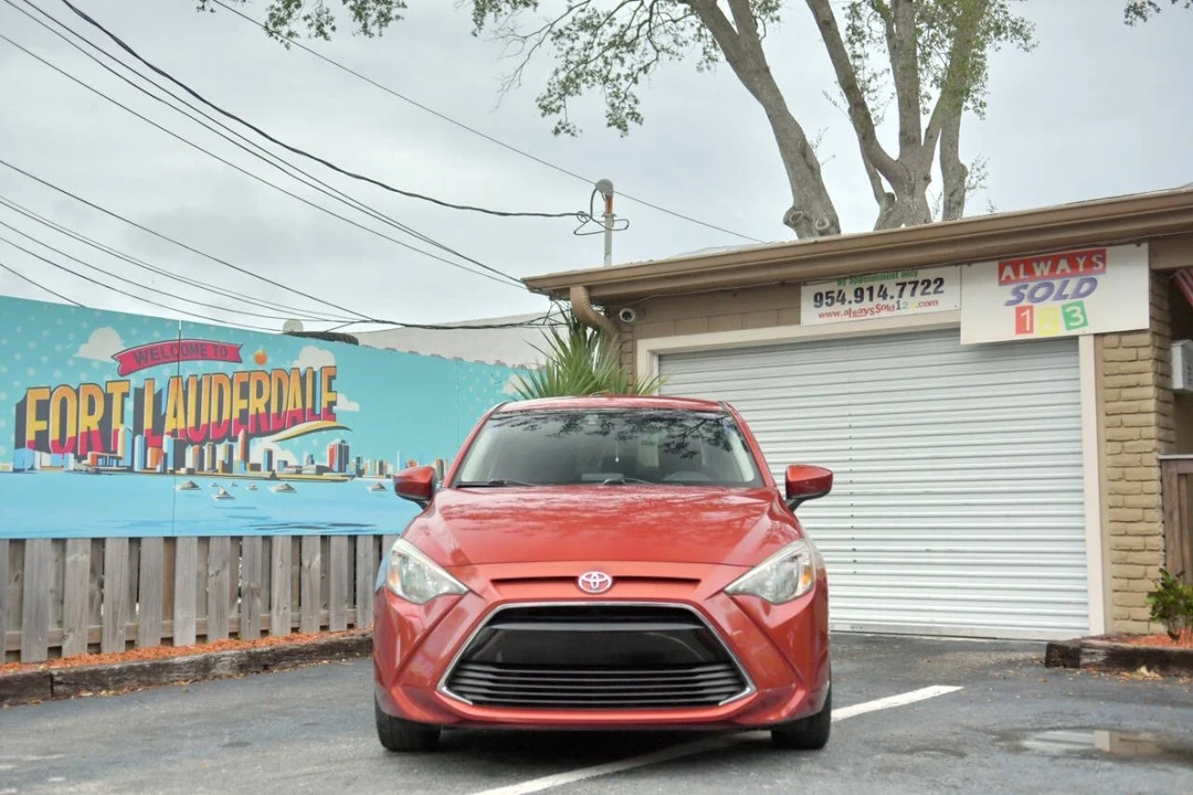 2017 Toyota Yaris - Image 2 of 12