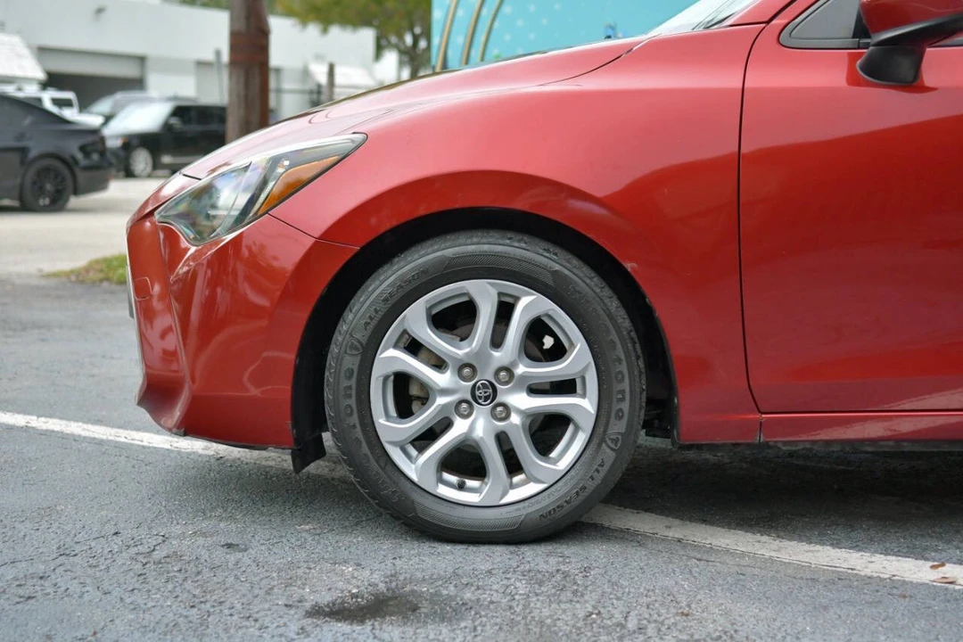2017 Toyota Yaris - Image 8 of 12