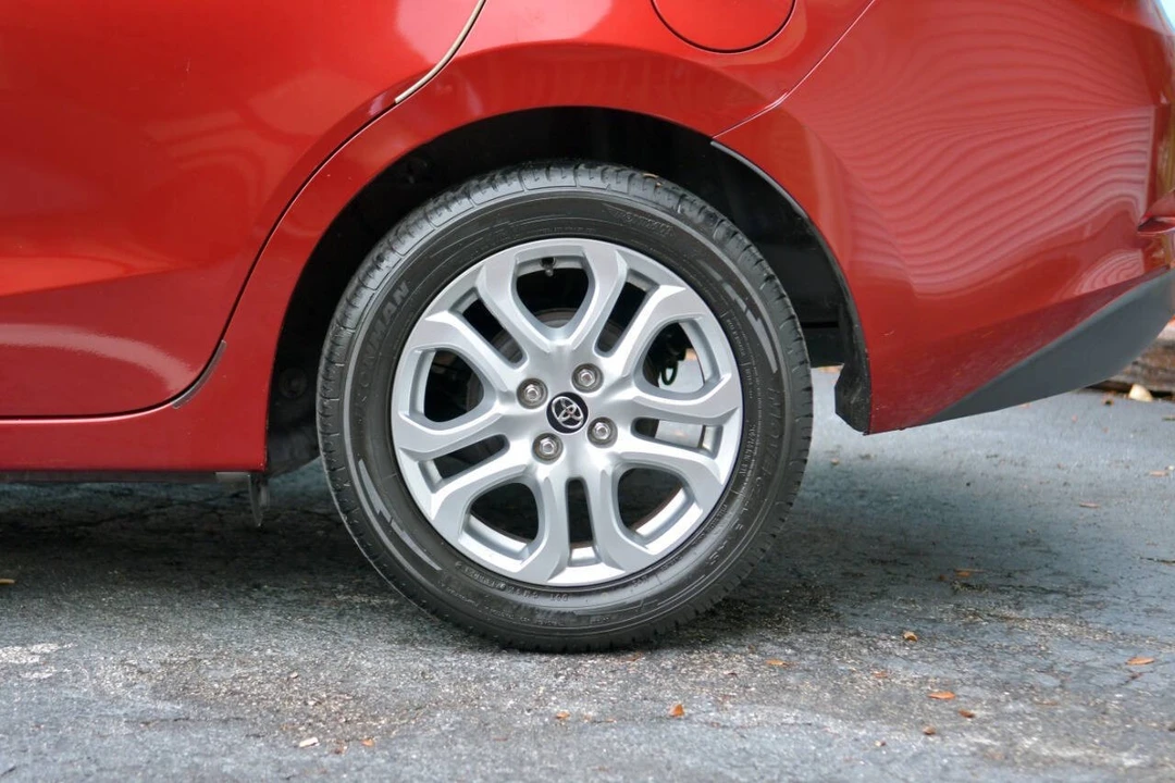 2017 Toyota Yaris - Image 11 of 12