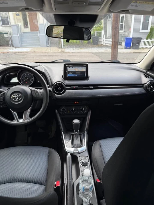 2017 Toyota Yaris - Image 11 of 13
