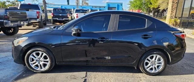 2017 Toyota Yaris - Image 8 of 21