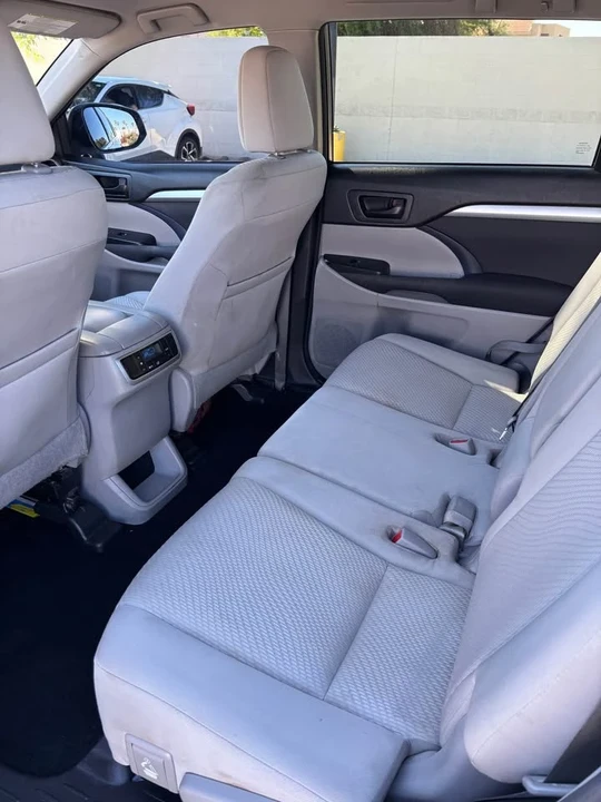 2017 Toyota Highlander - Image 7 of 9