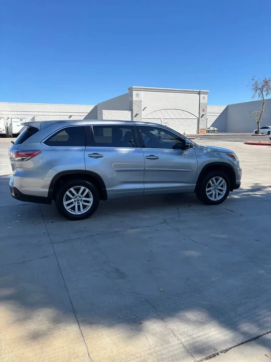 2017 Toyota Highlander - Image 2 of 9