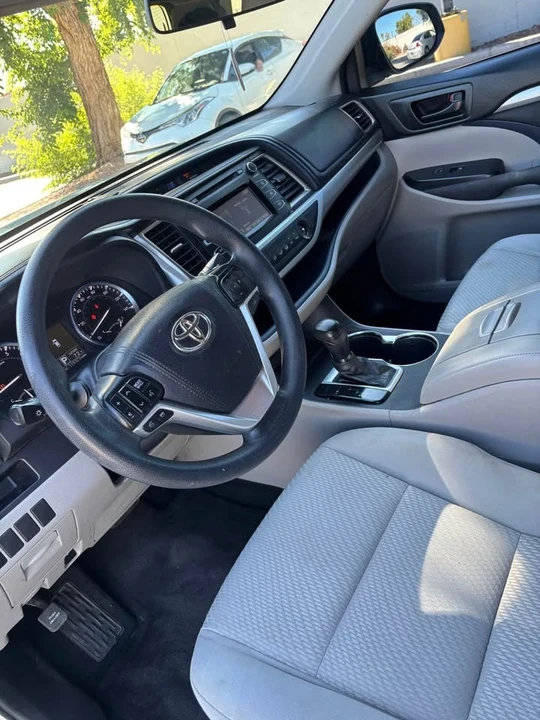 2017 Toyota Highlander - Image 6 of 9