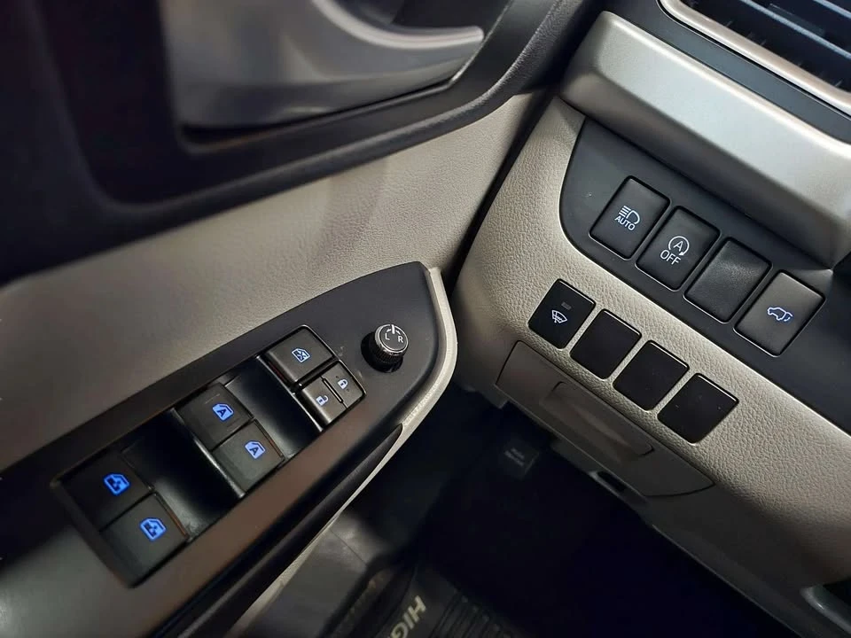2017 Toyota Highlander - Image 14 of 20