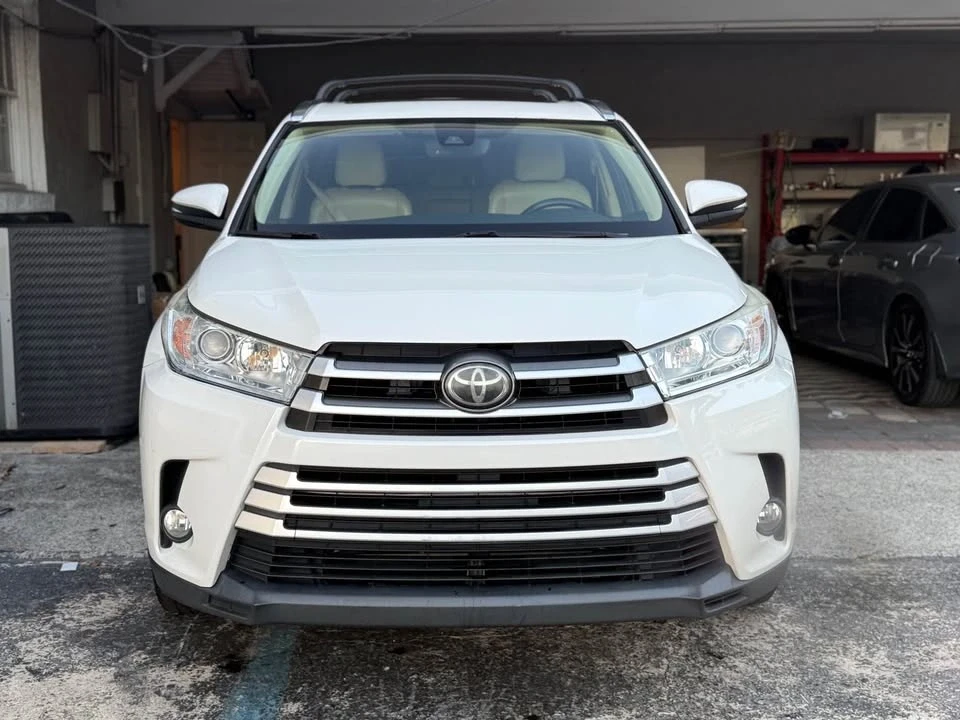 2017 Toyota Highlander - Image 2 of 10