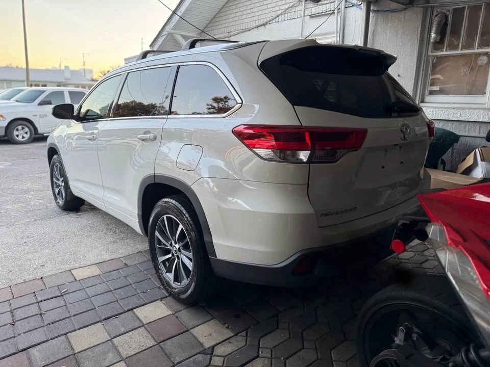 2017 Toyota Highlander - Image 7 of 10