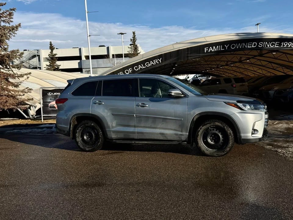 2017 Toyota Highlander - Image 2 of 11